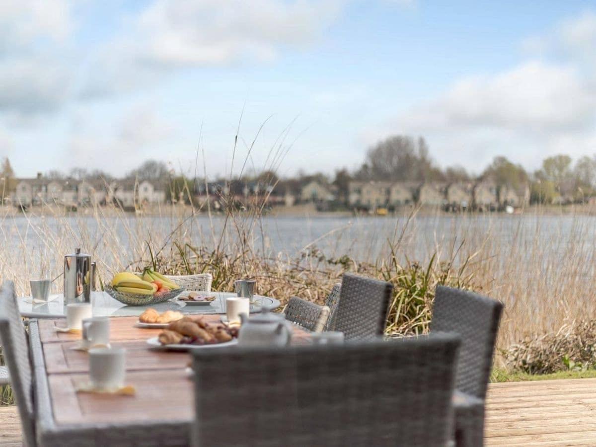 Cotswolds Lakehouse, With Hot Tub & Spa Access, Lower Mill Estate Somerford Keynes Exterior photo