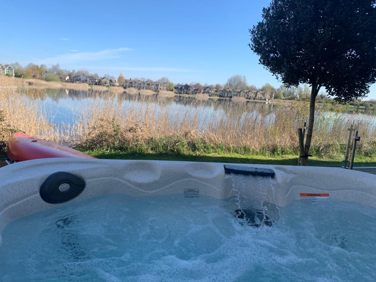 Cotswolds Lakehouse, With Hot Tub & Spa Access, Lower Mill Estate Somerford Keynes Exterior photo