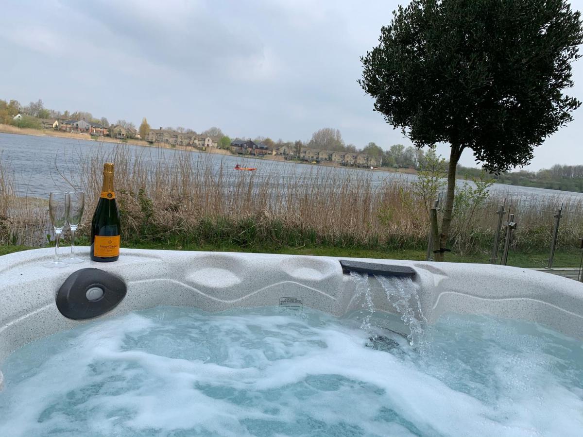 Cotswolds Lakehouse, With Hot Tub & Spa Access, Lower Mill Estate Somerford Keynes Exterior photo